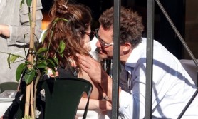 FOTO // Căsnicia lui „este ca și încheiată”. Celebrul actor surprins de paparazzi în ipostaze tandre cu o cunoscută actriță